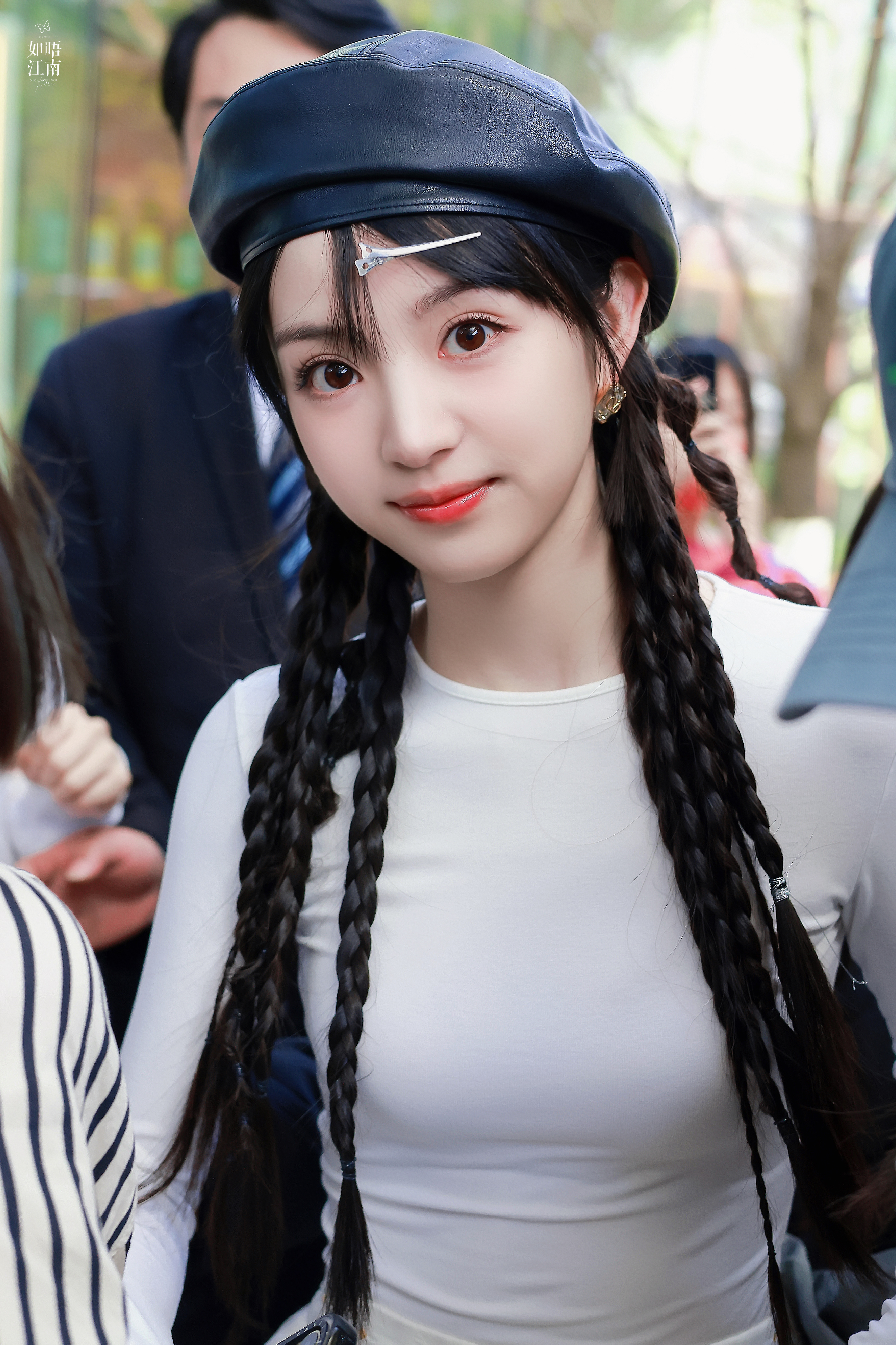 #田曦薇贝雷帽麻花辫路透#田曦薇《女子推理社》路透~麻花辫+黑色贝雷帽造型，每天
