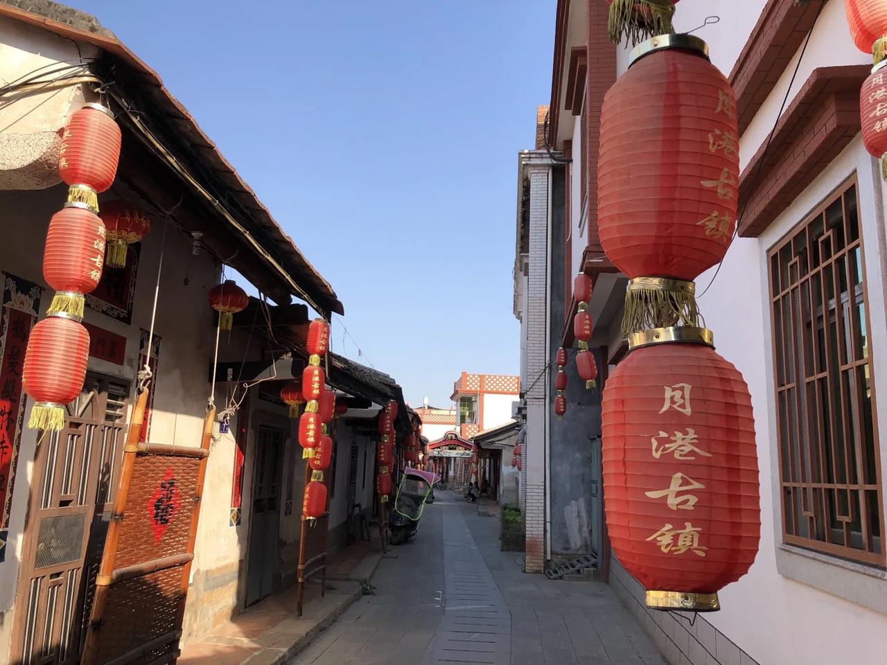 “月港小苏杭，繁华甲一方”。在福建漳州海边上有一个小村庄，它叫月港。一个默默无闻
