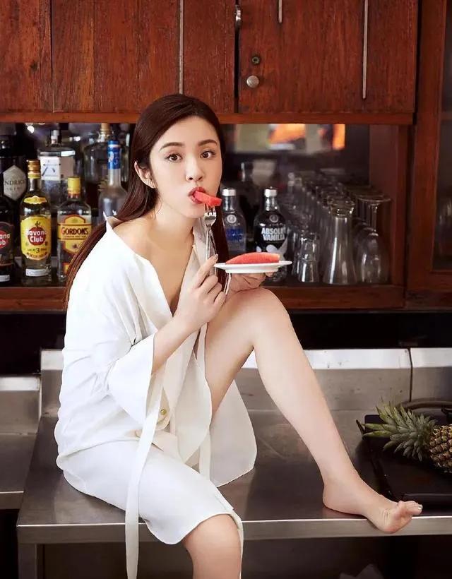 王晓晨新恋情曝光？

近日，胡歌绯闻女友王晓晨被狗仔拍到与一神秘男子碰面后发生争