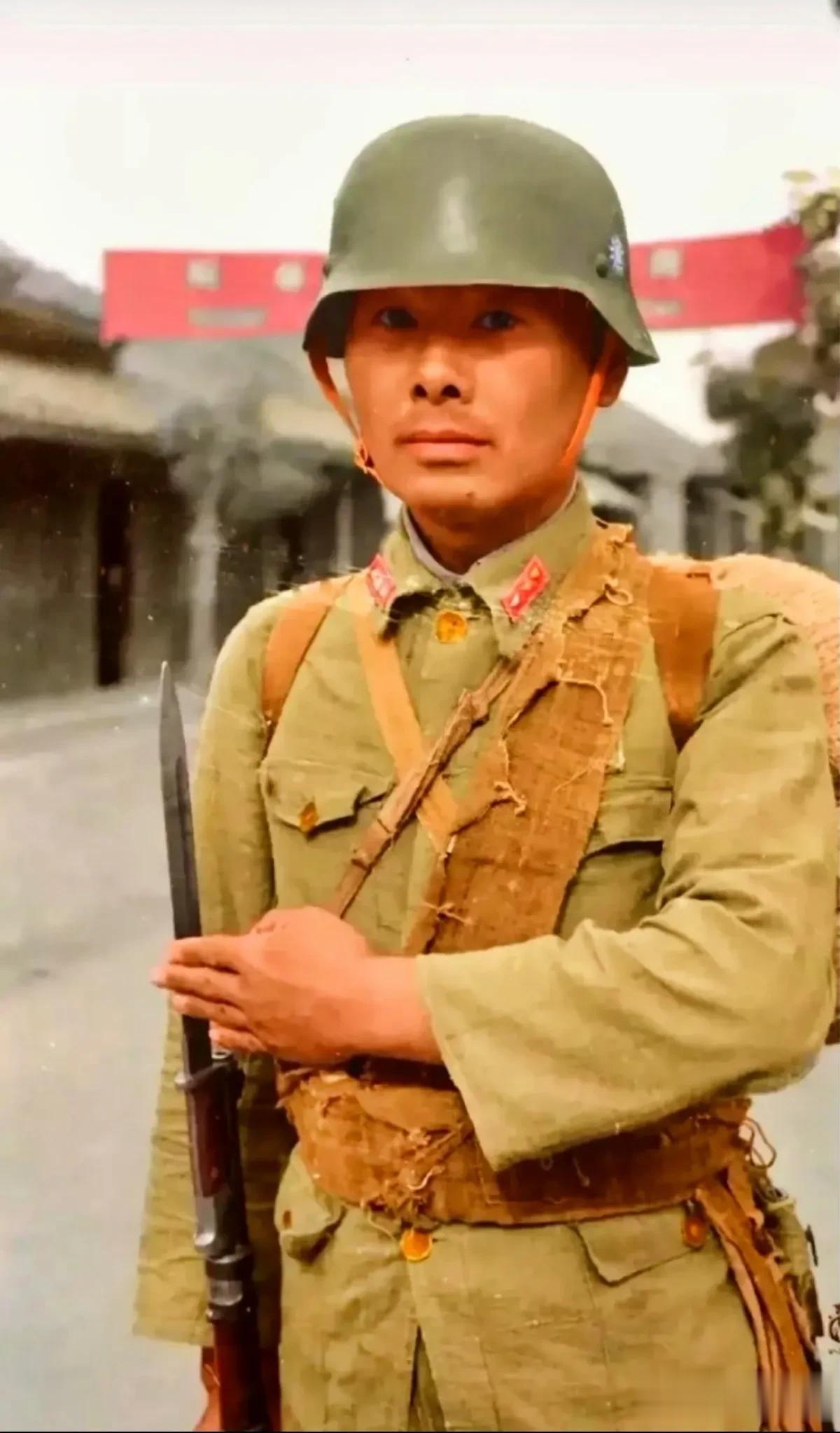 抗战时代士兵真正模样1944年，陕西潼关，一名头戴m35钢盔的中国士兵。军装虽然