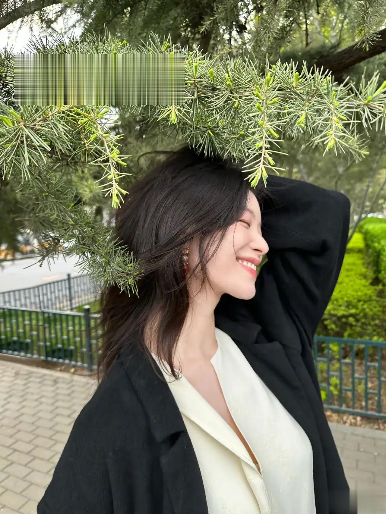 倪妮自拍照真是太迷人了，任何角度都美得那么自然，人美果然怎么都好看。

倪妮穿黑