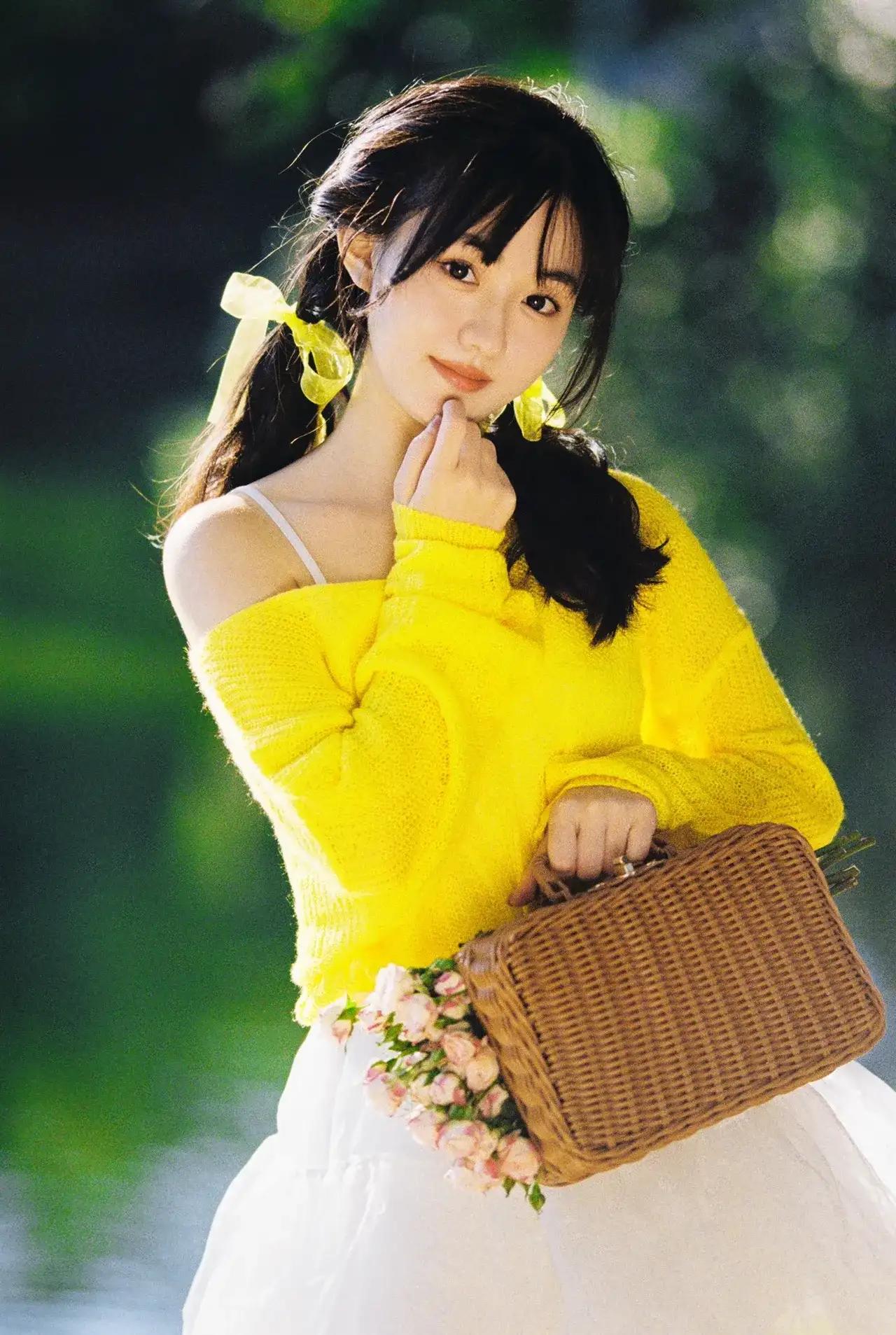    
美丽的少女站在那里，
