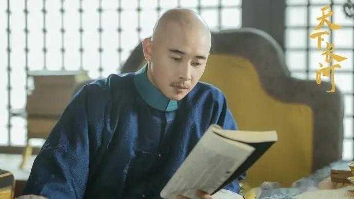 
罗晋和康熙像吗？不像吗？
《天下长河》讲的是康熙十五年的故事，这个时候康熙23