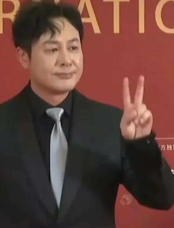 张颂文出席红毯活动，凭借狂飙终于火了🔥
四十六岁的他终于敖出头了[玫瑰][玫瑰