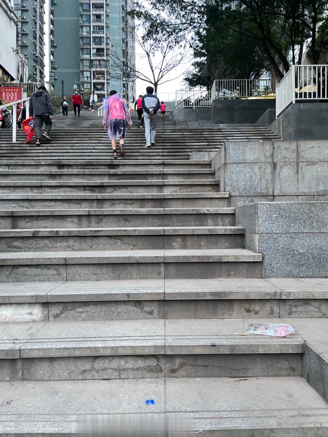  哪个天才设计的存包路线！？爬大坡绕老远存包，然后爬楼梯回赛道，真是棒棒的，已经