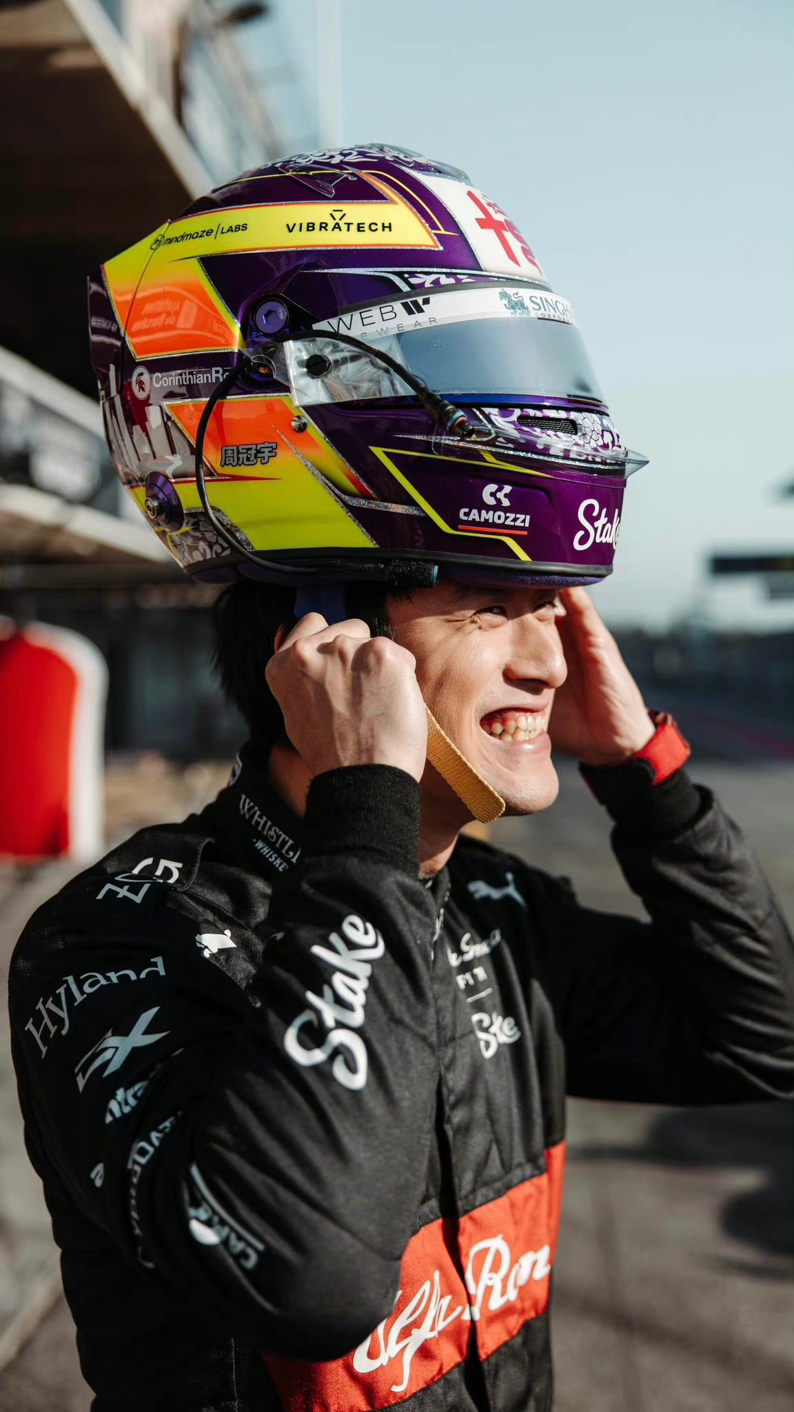 阿尔法·罗密欧24周冠宇新头盔有点帅🕵️#Car时尚##赛车##F1# ​​​