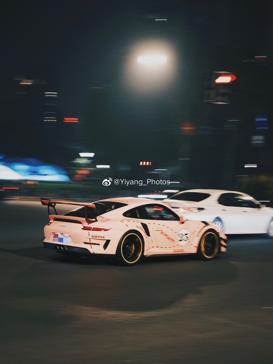 又到了最近遇到的一些车系列时间，气温渐渐回暖后的一些五颜六色各种型号的车  ​​