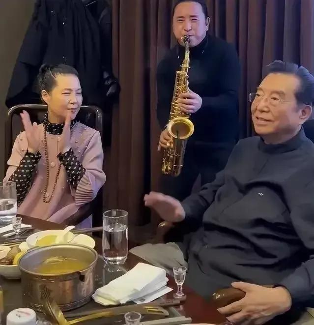 李天一因轮奸罪被判10年牢狱，如今他已经出狱了，梦鸽和李双江两口人还提前将儿子的