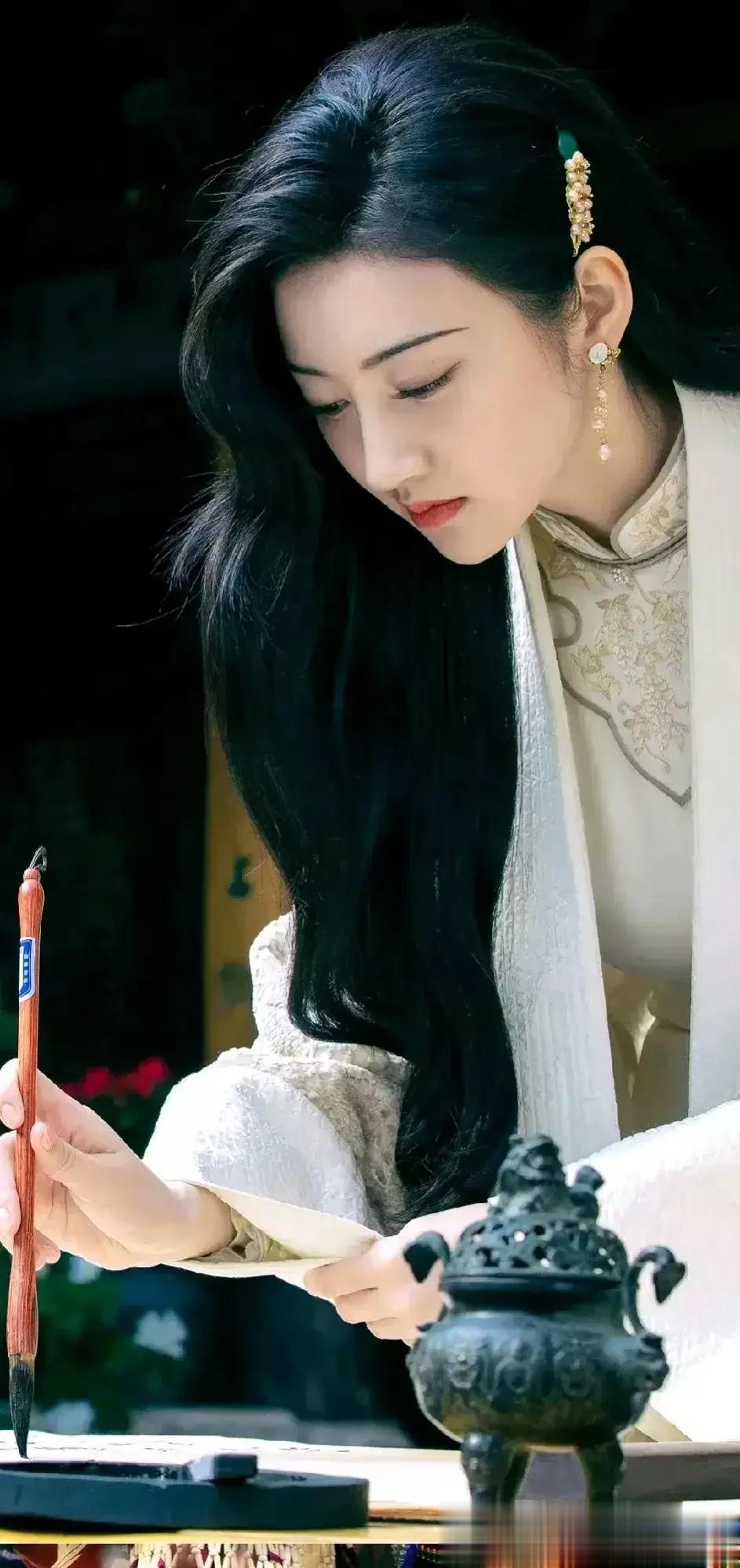 景甜，人称“人间富贵花”，当初有多恋爱脑。

我曾经认为他们是天造地设的一对，但