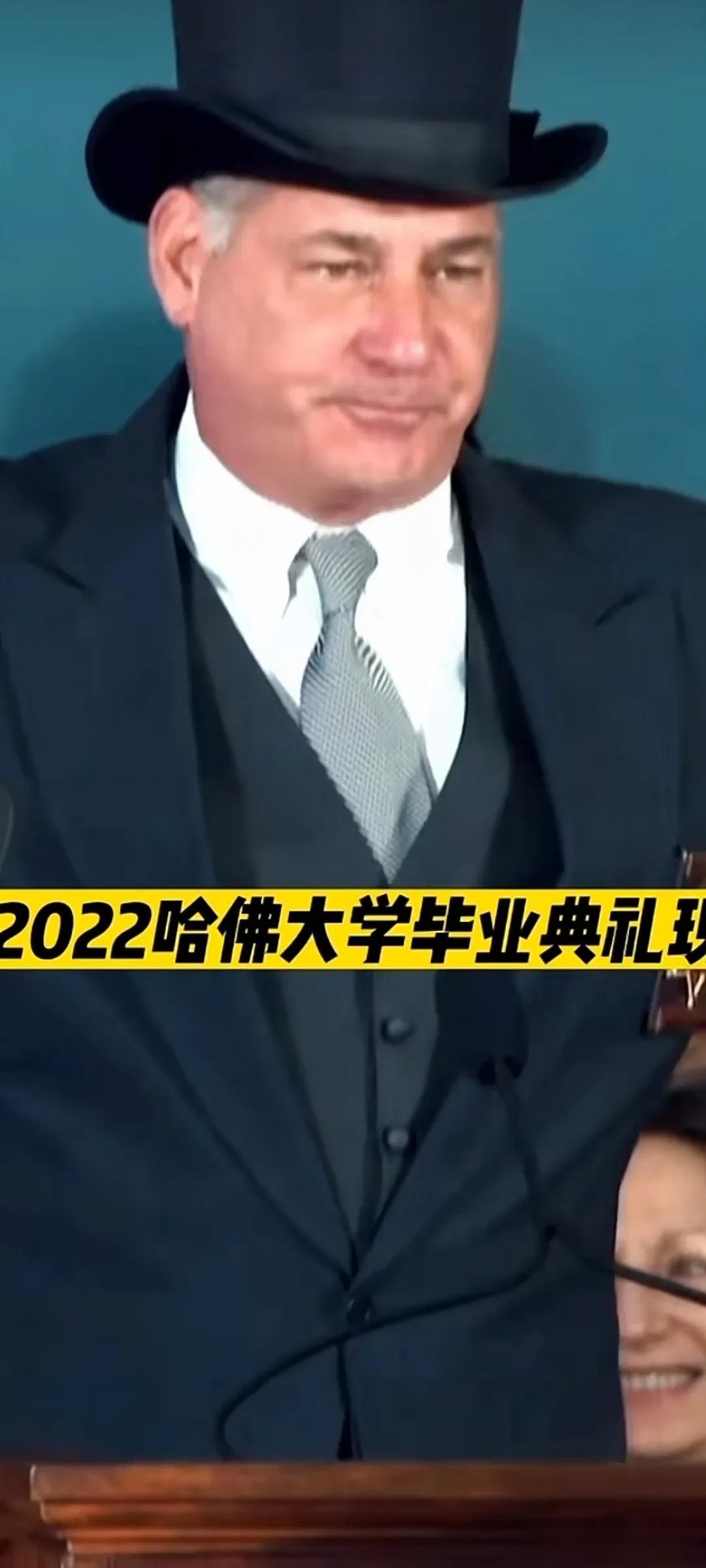 这是哈佛大学和麻省理工学院在去年疫情期间毕业典礼现场。

作为全球最出名的两座大