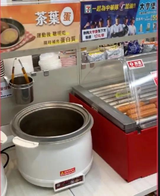 大陆学生在台湾便利店拍下空空如也的茶叶蛋煮锅，感叹说吃不起茶叶蛋的居然是他们。
