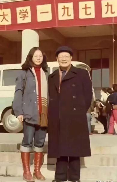 1979年，一位22岁的香港大四女学生和父亲造访北京，在清华大学门口留影。

当