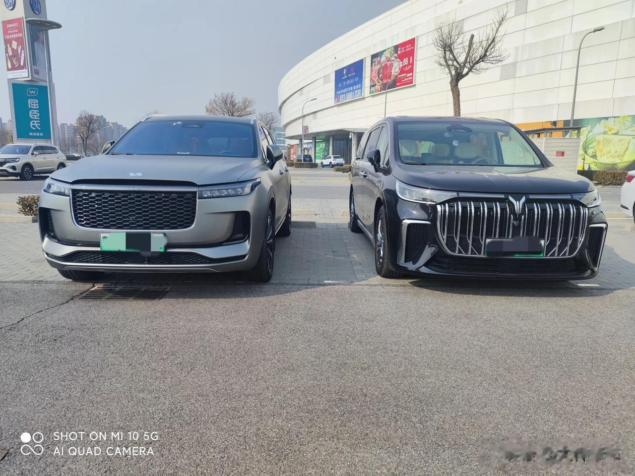  在商场停车场看到两台车停在一起，这里不讨论车的定位性能和品牌，只讨论外关。

