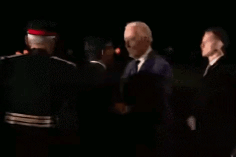 拜登“一把推开”英国首相。
美国总统拜登访问英国，老大哥要来访，英国首相苏纳克非