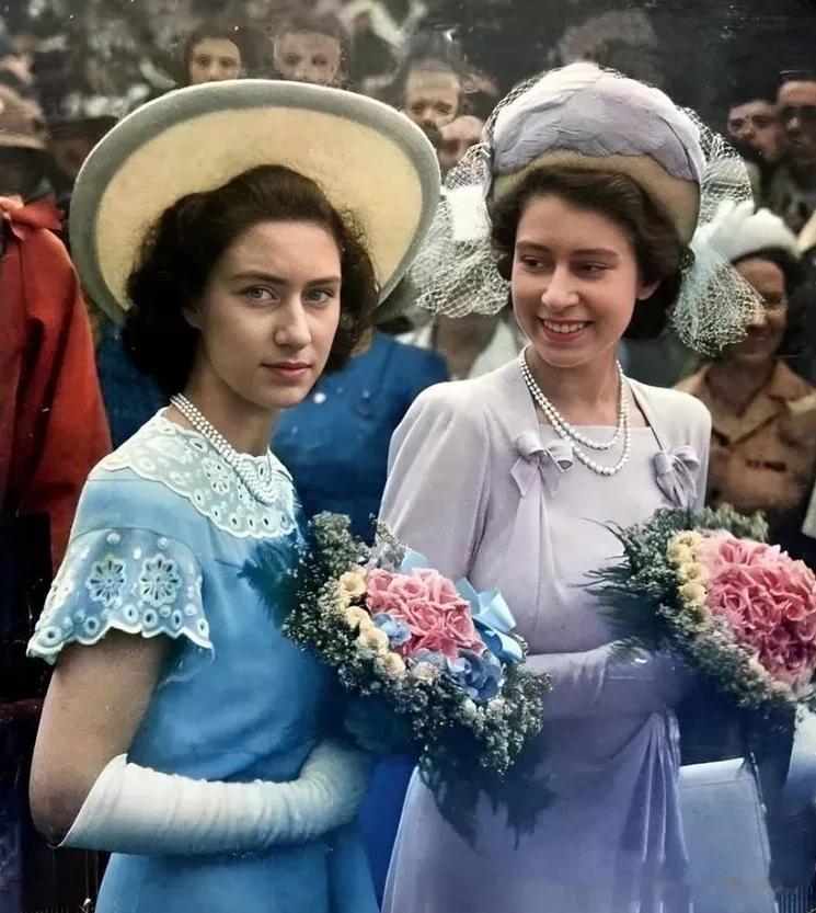 旧照片，两位公主。1947年，21岁的伊丽莎白和17岁的妹妹玛格丽特。
虽说伊丽