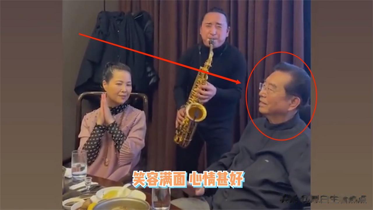 李双江今年84岁了，儿子李天一才27岁。
这个年纪，与其说是李天一的父亲，不如说