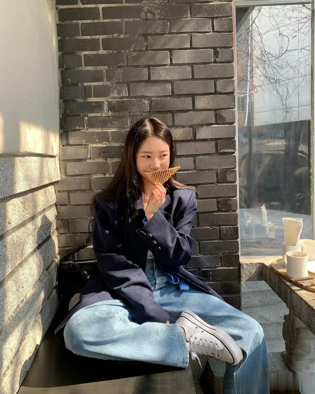  
韩系穿搭🇰🇷｜清爽干净又舒适的初春穿搭🍃，时尚博主都这么穿
  
韩版