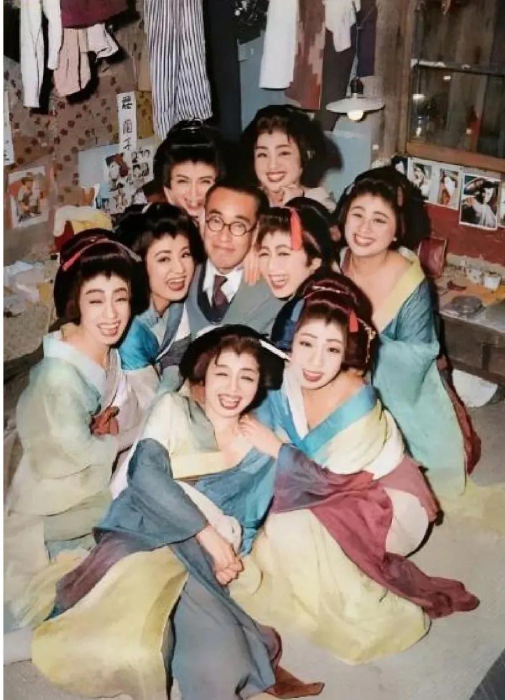 1953年，日本非常多女艺妓需要去服务驻日本的美国军，当然，口头上的卖艺不卖身，