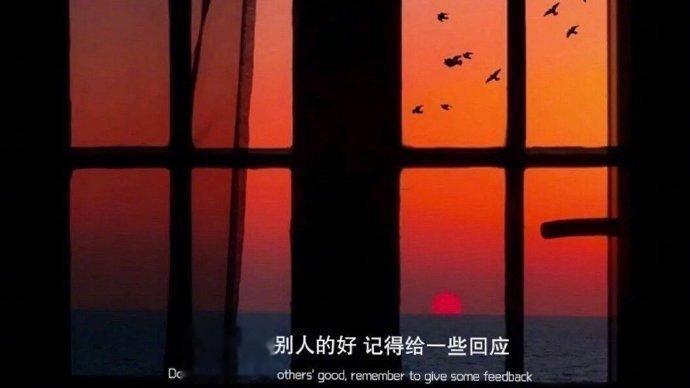 无关爱情的小众文案1：妈妈说：“频繁出现在梦里的人，是你的身体感觉到了你的思念，
