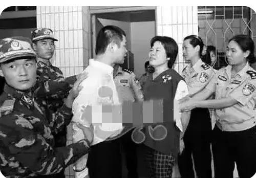2006年，海口看守所，一对犯人夫妻正在经历生离死别的一幕，从镜头中看到：被判处
