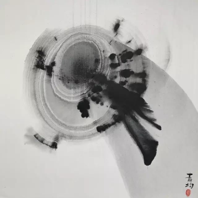刚入学的时候，全班自我介绍。一男同学走上讲台：“我叫尤勇，来自北京，我爱下棋！”