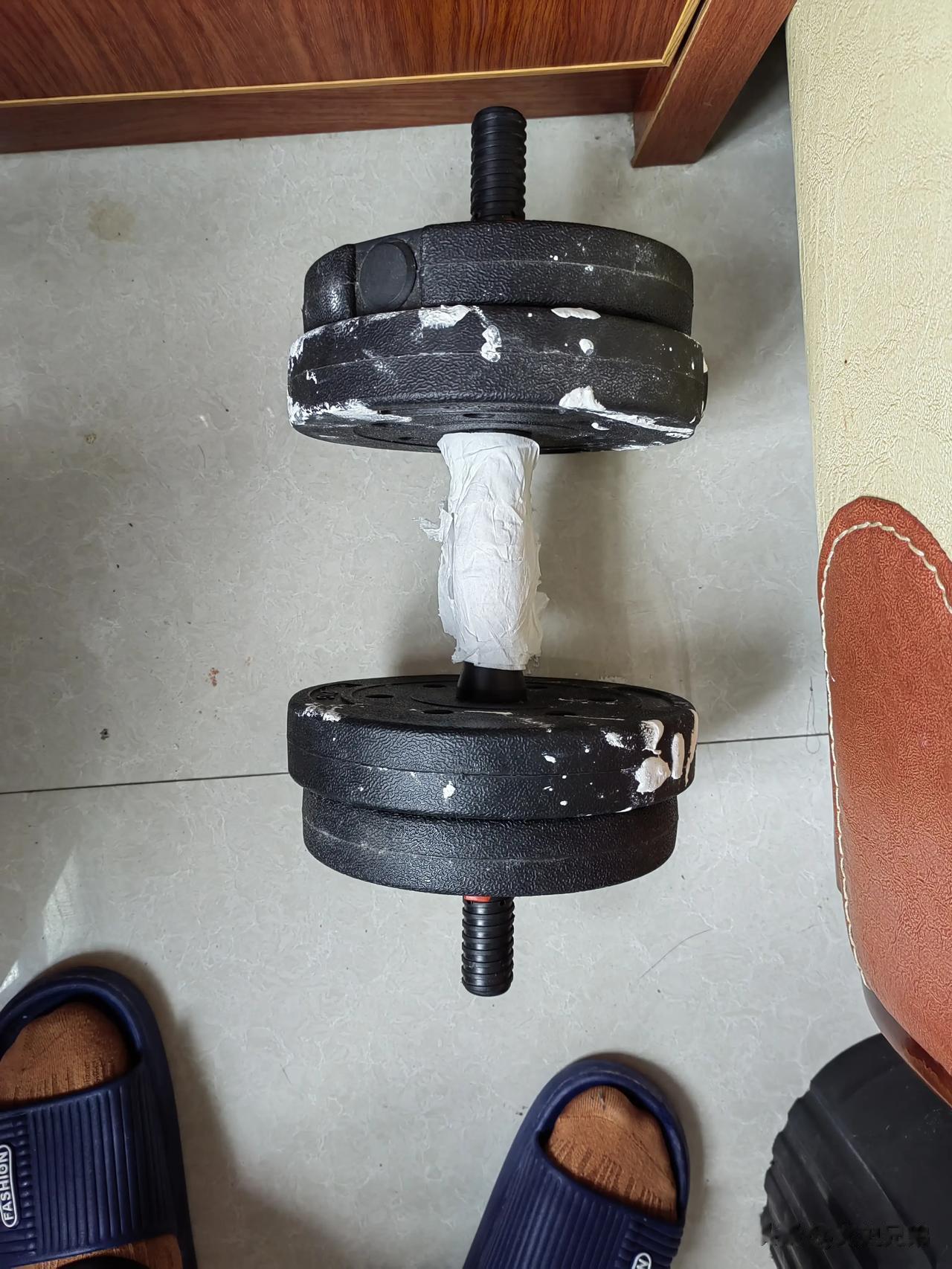  
这是五十斤的哑铃，大家能做多少个？
惭愧啊，今天周末本来想要好好放松自己的。