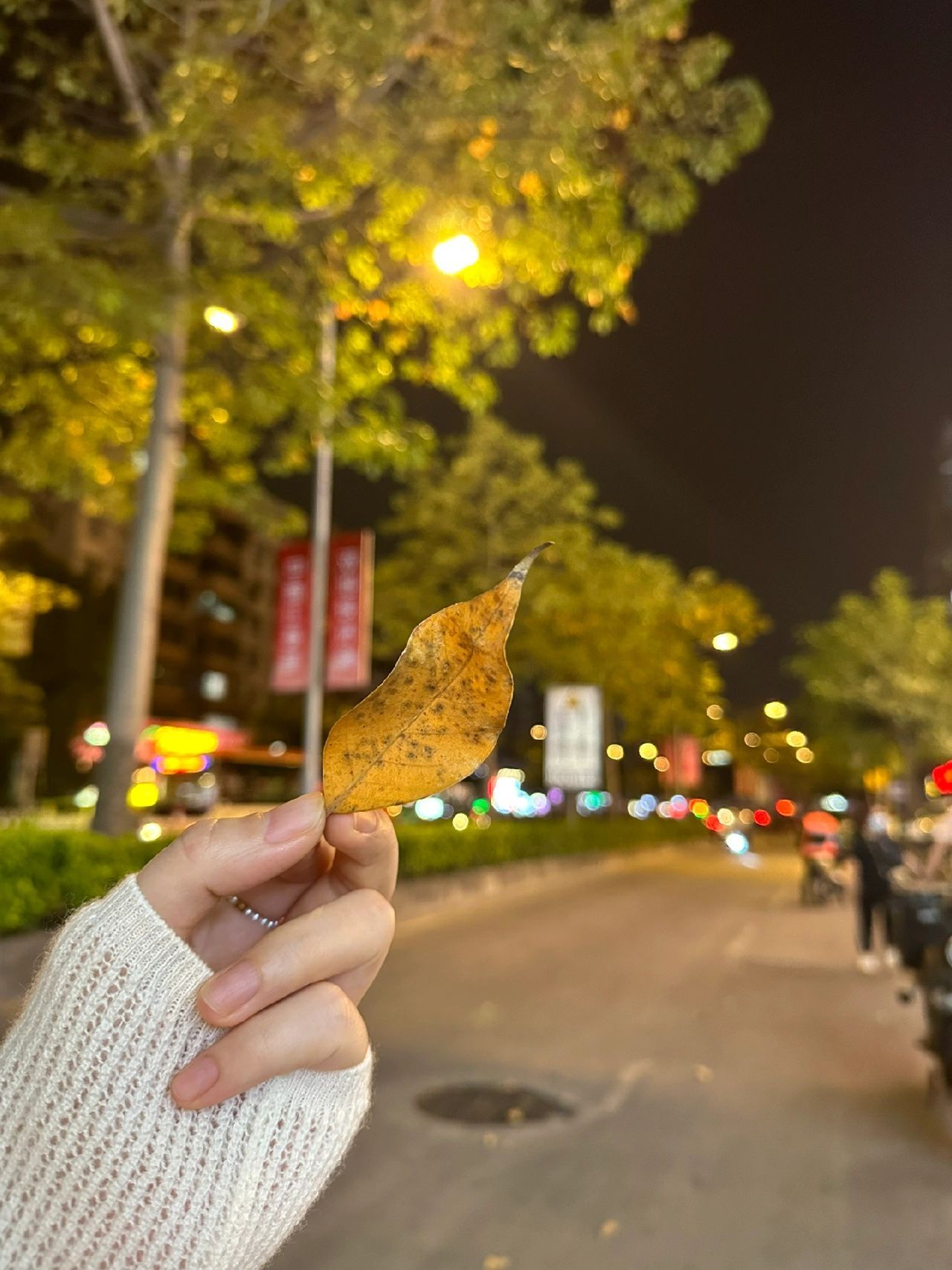  不知道从什么时候开始变得越来越沉默，不是不想说话而是说了也没意义。 ​​​