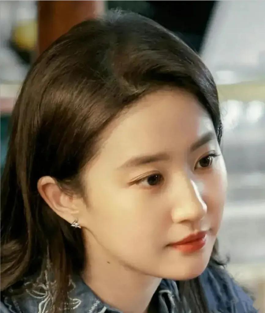 刘亦菲有着清纯漫画女主角的美貌，只要不笑，整个娱乐圈还真找不出第二个比她更纯美的