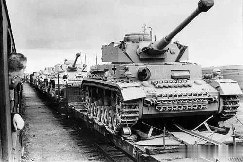 1943年，德军载满全新四号坦克的平板列车准备开赴东线。