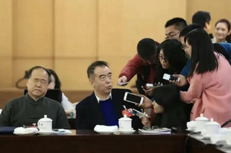 莫言与陈凯歌曾经同框的一幕，其实很多人都过于敏感了，这不是很稀疏平常的一个场景吗