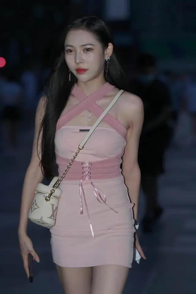 穿吊带短裙配高跟鞋秀长腿的时尚