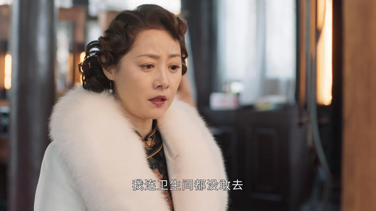 昔日双料影后早上5点就起来化妆，但顶流小花却要求拍第一场。她只能盯着妆等了四个小