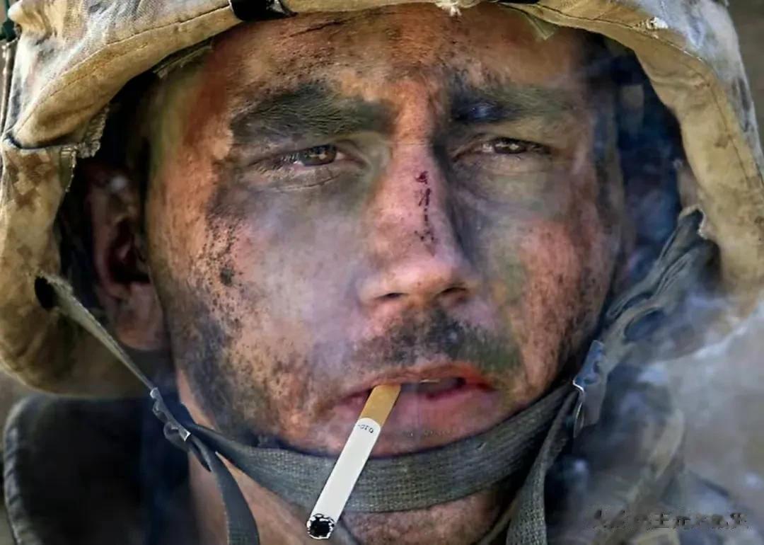 2004年4月，伊拉克战争中的费卢杰战役，一名美国海军陆战队士兵在结束了2天1夜