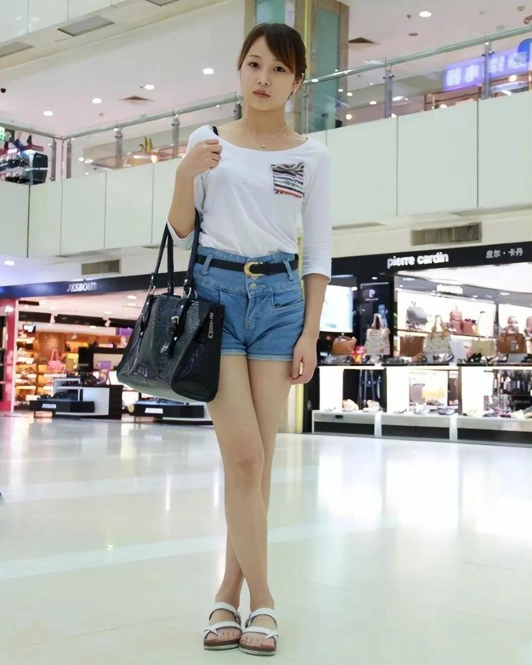 李连杰的大女儿李思，貌美如花，在父亲出轨利智的阴影中长大，如今34岁还是单身。
