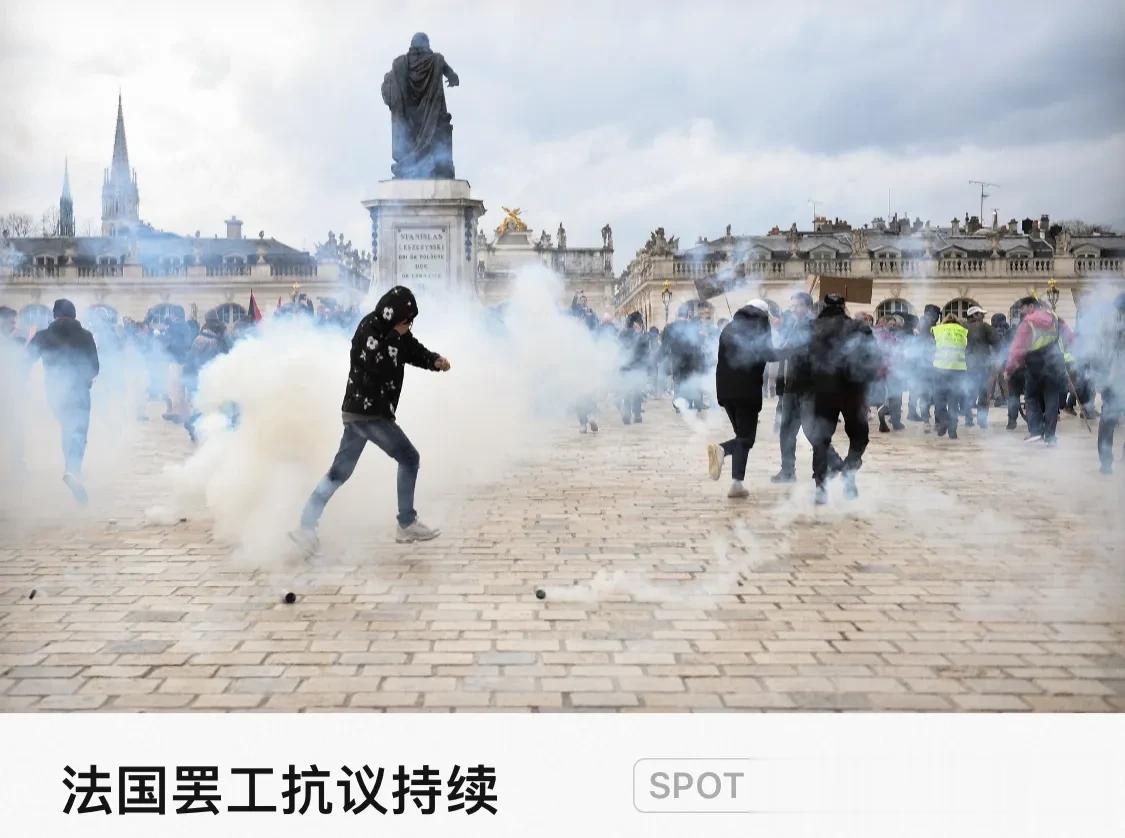法国警方使用催泪瓦斯驱赶抗议者，南特。3月23日，法国多个城市爆发新一轮反退休改