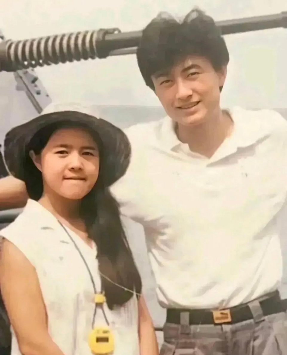 #历史那些事[超话]#1988年，王宁和他的新婚妻子刘纯燕在青岛海边拍摄了这张照