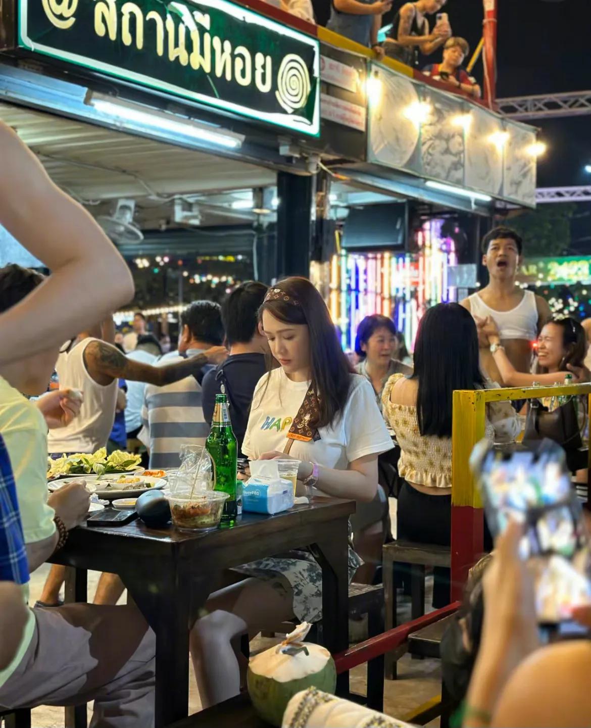 陈乔恩亮相泰国“猛男餐厅”，怀孕传闻不攻自破，玉女形象毁于一旦。

近日，有网友
