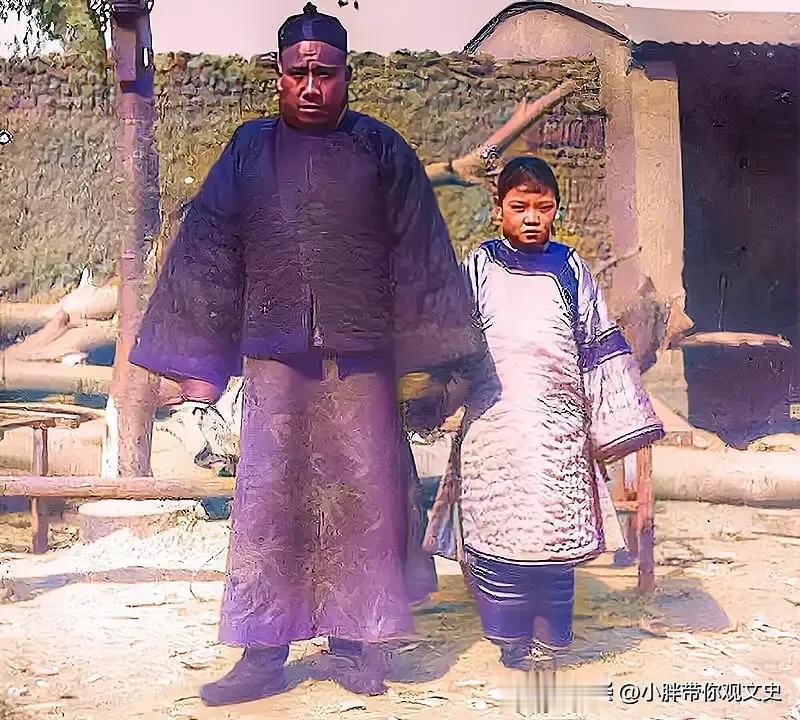 1912年，农村大地主和他的小妾，地主满脸横肉，有三十岁左右的样子，而他的小妾是