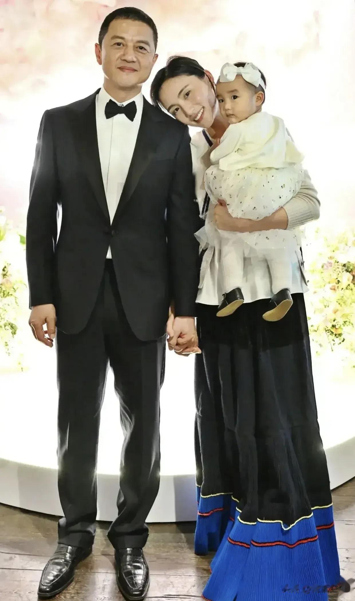 王菲为什么跟李亚鹏离婚后，又跟谢霆锋在一起呢，其实这不太符合王菲的个性及一贯风格