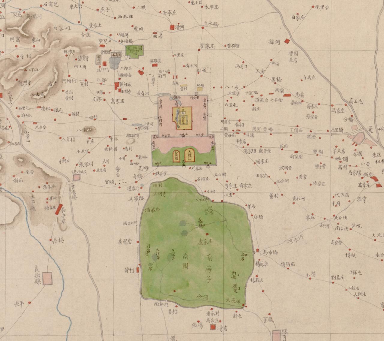 1886年的北京城及城郊图。
肉眼可见的空旷。凸形的是北京城，四九城门，紫禁城，