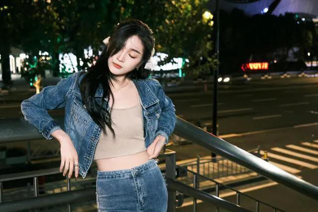 夜色中，吴宣仪穿牛仔套装，格外