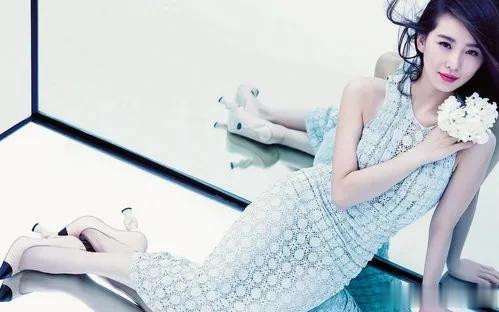 3月25日微博之夜icon六位女明星红毯造型，各个美得让人移不开眼：

1、杨幂