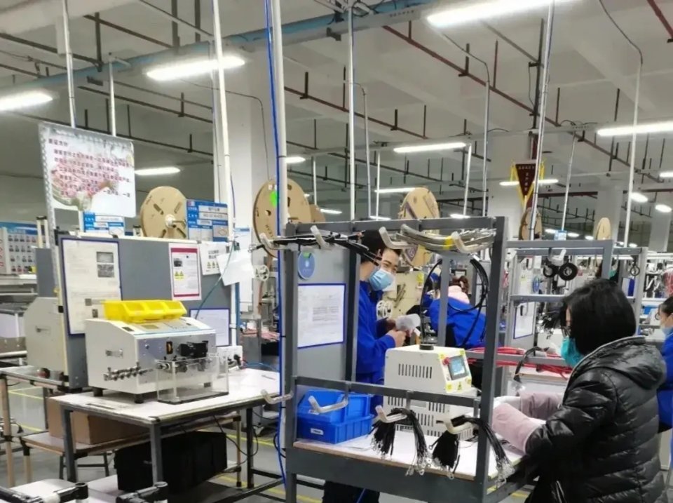 都说今年工作不好找，朋友有个厂子，一天工作10个小时，打卡工资大概在9000左右