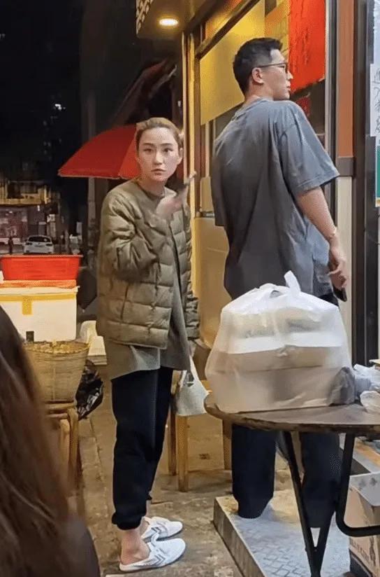 素颜状态下的何超莲，离开了美颜和精修！其实也就和普通人没啥差别！