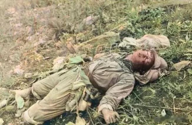 这是一张1951年在朝鲜战争中，一名志愿军战士中弹牺牲躺倒在阵地上的一张照片！
