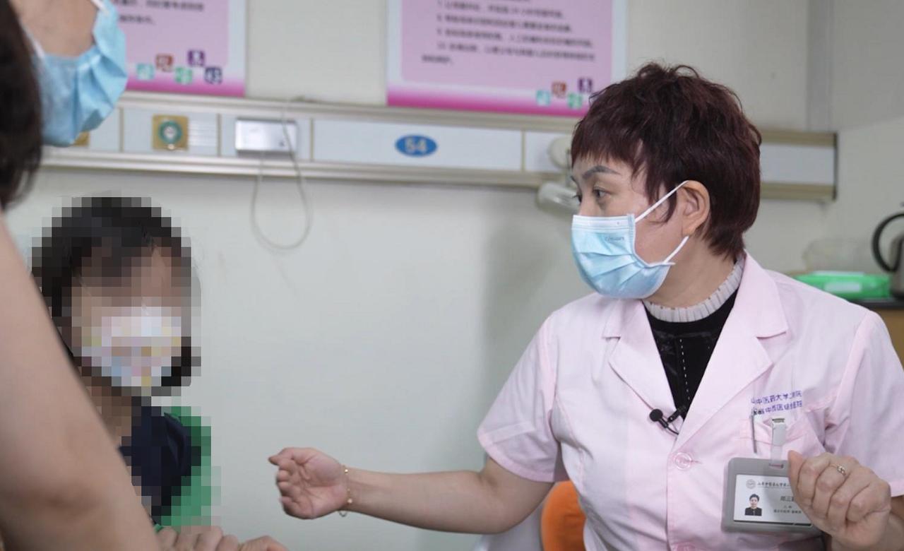 6岁半孩子腺样体堵塞近70%，用这个简单方法，效果看得见！
 
这个小女孩是我去