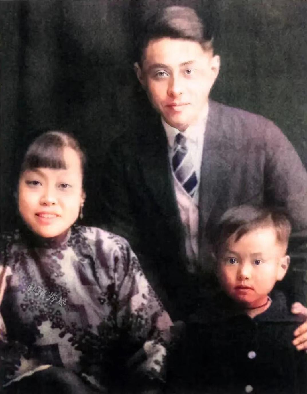 1929年，厦门，年仅七岁的杨振宁与父亲杨武之、母亲罗孟华留下了这张珍贵合影。从