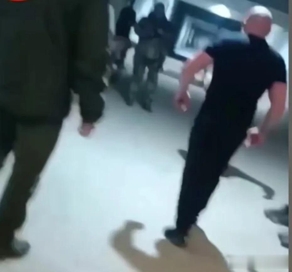 乌军醉酒军官对一名动员新兵暴打。动员新兵之所以被军官暴打，是因他说，