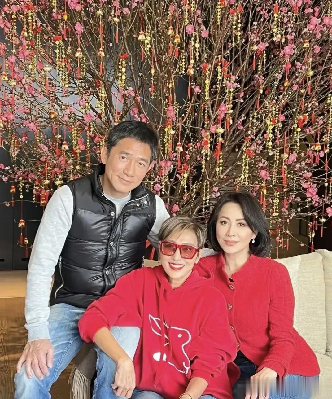 别看梁朝伟穿的这件马甲平平无奇，人家可是国际巨星，日进斗金，再怎么着也不可能穿几