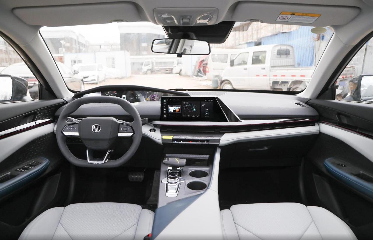 买纯电动车，还是买混动车？很多人都有这个疑问。

现在新上市的纯电动车的续航里程